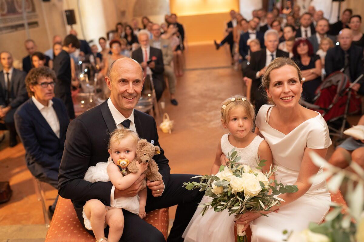 das glückliche Brautpaar mit ihren Kindern während der standesamtlichen Trauung